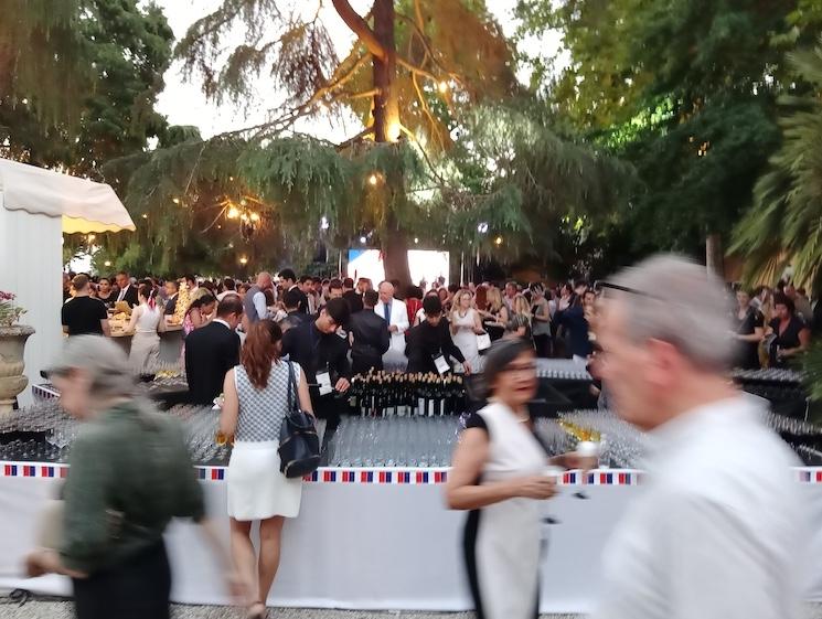 Buffet en plein air lors de la Fête nationale française 2025 au Palais de France à Istanbul