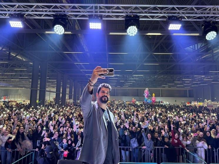 L'acteur turc Burak Özçivit à FestiExpo devant le public du festival dédié à la culture turque en France