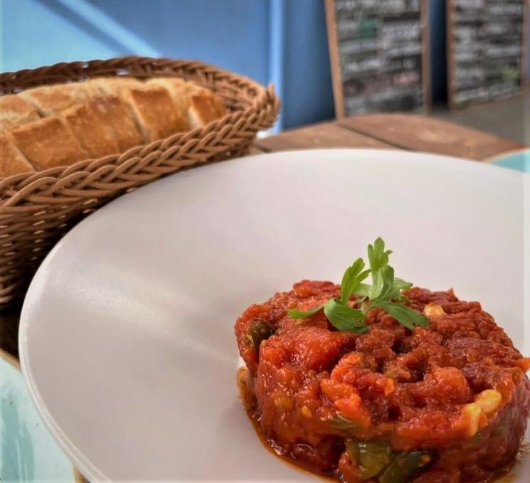 un steak tartare dans une asiette blanche a valencia