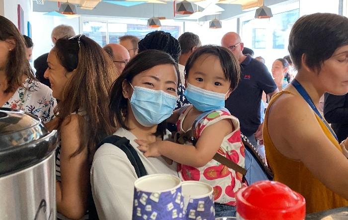 Une maman d'élève lors du café de rentrée du LFIM