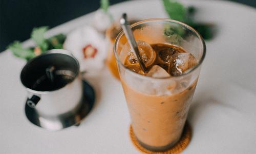 Le célèbre Café glacé au lait concentré (Cà phê sữa đá)
