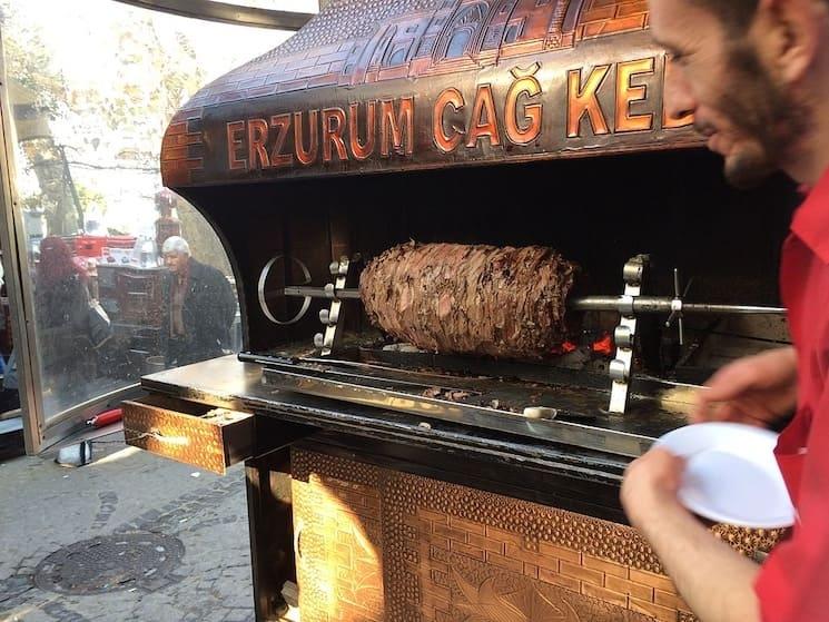 Cağ kebabı, spécialité d’Erzurum, préparé avec de l’agneau mariné cuit lentement sur une broche horizontale au feu de bois, avant d’être servi sur des brochettes individuelles.