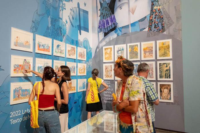 des visiteurs avec des sacs jaunes cccc en train de visiter l'exposition de l'artiste Calatayud au centre del carme à valencia