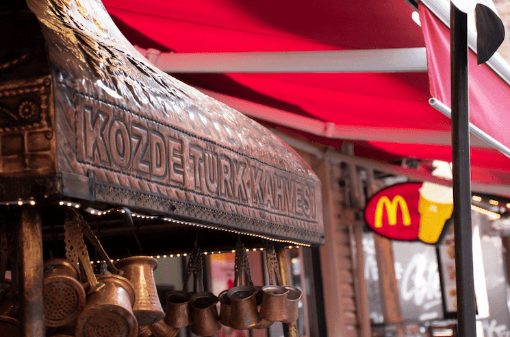 Stand de préparation du Türk kahvesi sur un marché d’Istanbul, utilisé pour illustrer la vente du calendrier 2026 d’Istanbul Accueil.