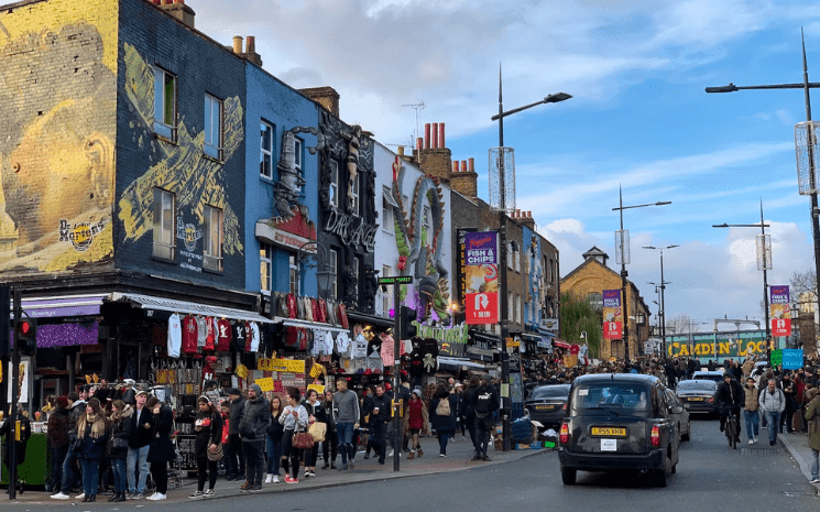 passants dans les rues de Camden à Londres