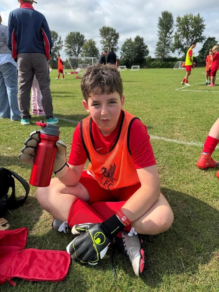 Jeune étudiant turc en camp de football en Angleterre dans le cadre d’un programme linguistique