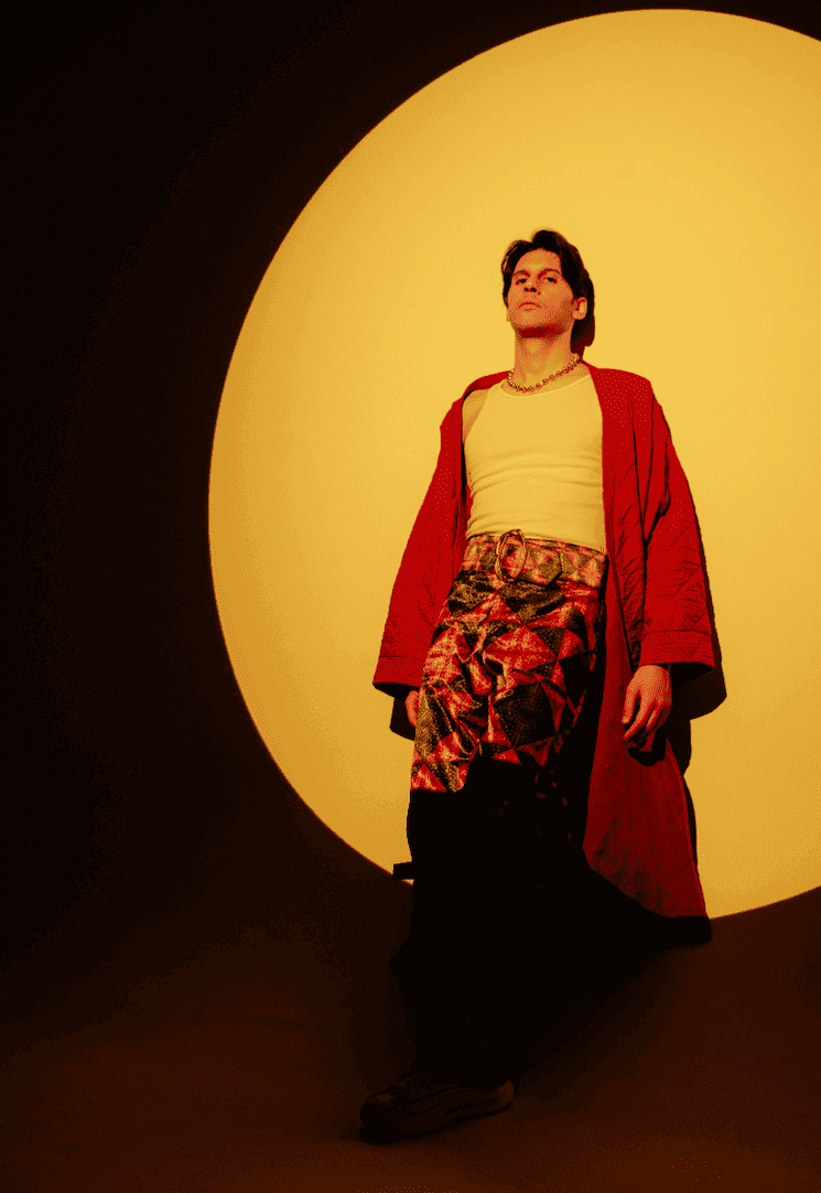 Portrait artistique de Can Ozan, artiste indie-folk, posé devant un arrière-plan circulaire jaune, promouvant son concert intimiste à Izmir en janvier 2025.