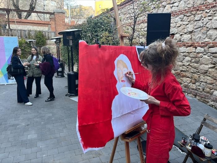L’artiste mArie a réalisé le portrait de Kim Thúy en direct lors de l’inauguration