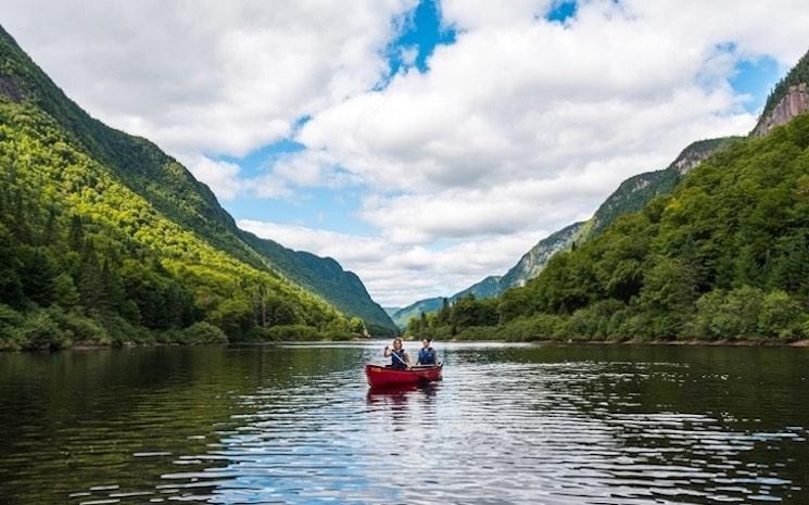 deux personnes en canoe sur un lac du quebec
