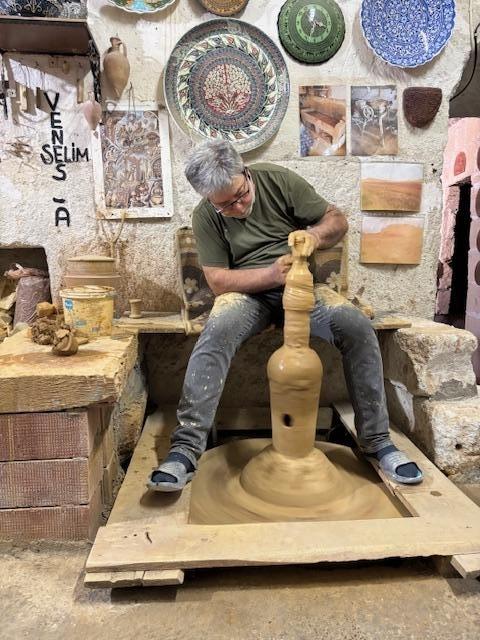 Artisan potier au travail dans un atelier de céramique en Cappadoce