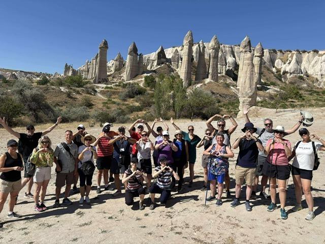 Groupe de voyageurs devant les cheminées de fées en Cappadoce, Turquie