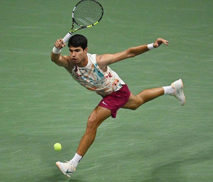 le tennisman espagnol Carlos Alcaraz en train de jouer à la coupe davis de Valencia