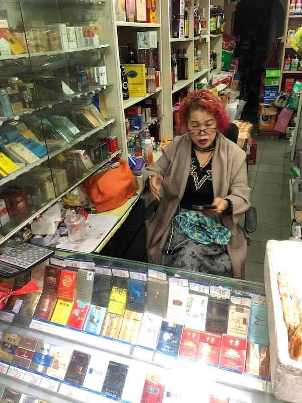 vendeuse-cigarettes-chine-shanghai-tabac