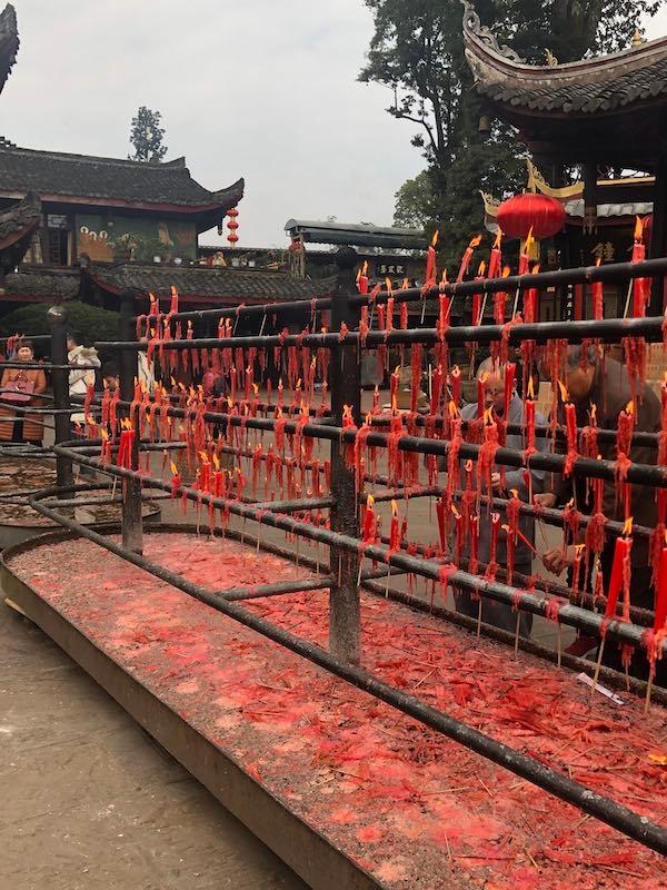 temple-chine-bougies-rouges