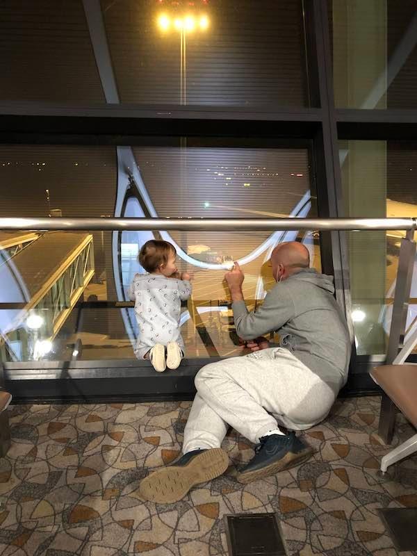 aeroport-enfant-avion-pudong-shanghai