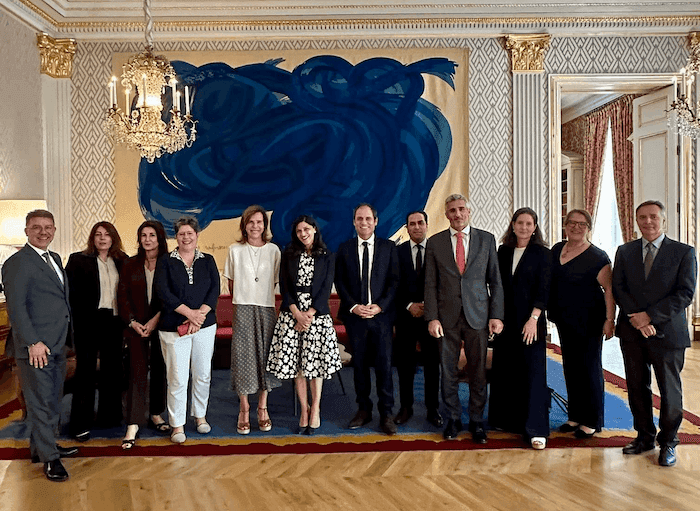 photo de groupe de la minsitre eleonore caroit en visite à madrid à l ambassade