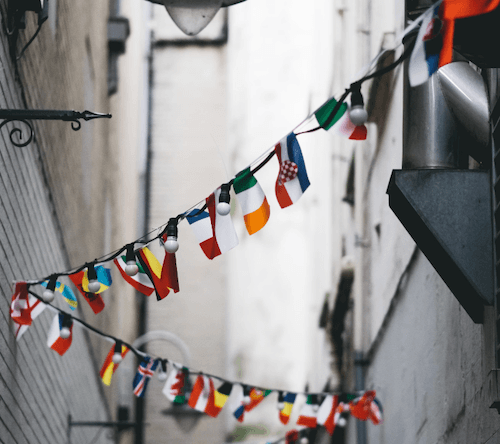 Younès a une carrière internationale après ses études chez Skema