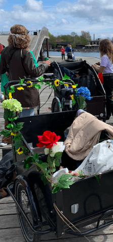carriole d'un vélo décorée pour un mariage à Copenhague