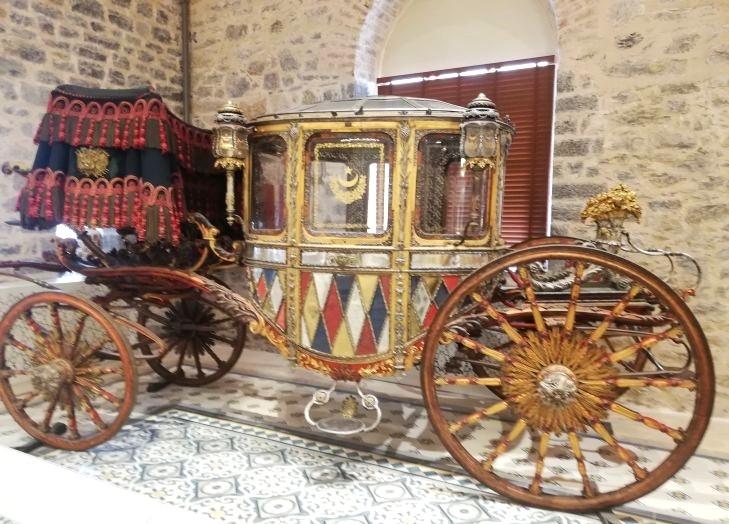Carrosse du sultan Mahmud II décoré de plaques de verre, exposé au musée de Beykoz à Istanbul