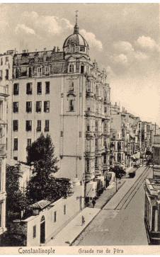 Carte postale ancienne montrant le Rumeli Han et la Grande rue de Péra à Constantinople, au début du XXᵉ siècle