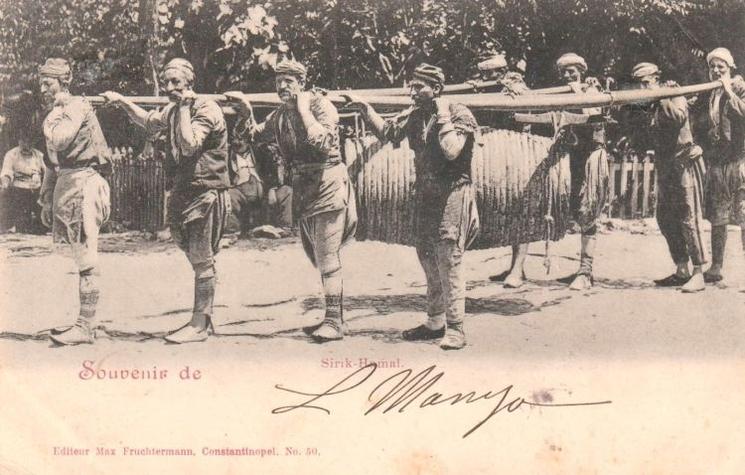 Carte postale ottomane représentant des pompiers de Constantinople transportant une pompe à incendie au début du XXe siècle