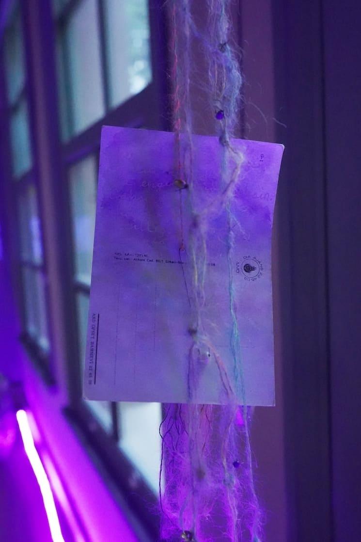 Carte postale suspendue dans l’installation « Spells » de Céline Manz à Saye İstanbul