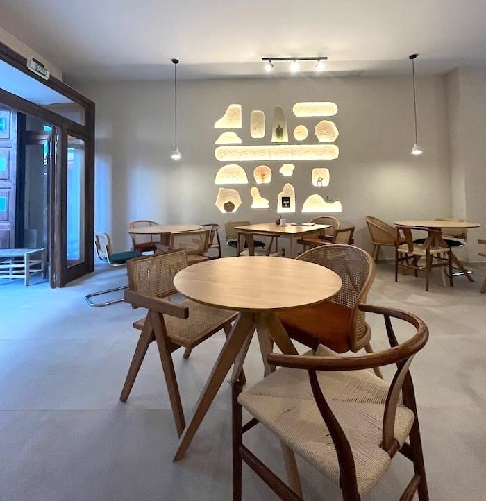 intérrieur avec des tables sculptées en bois de la casa raiz à valencia