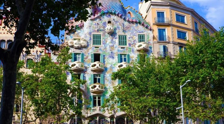 la casa batllo de gaudi : une maison bleu blanche et verte aux formes arrondies et florales