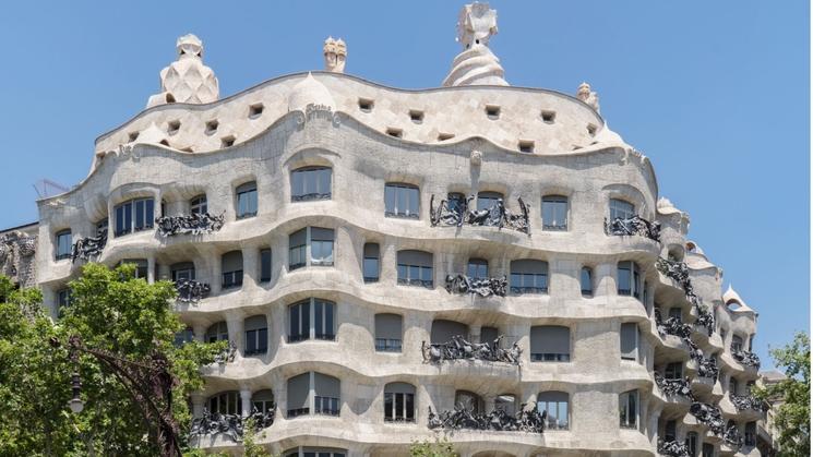 la Casa Milà de gaudi : une maison faite en pierre avec des b balcons en metal aux formes arrondies
