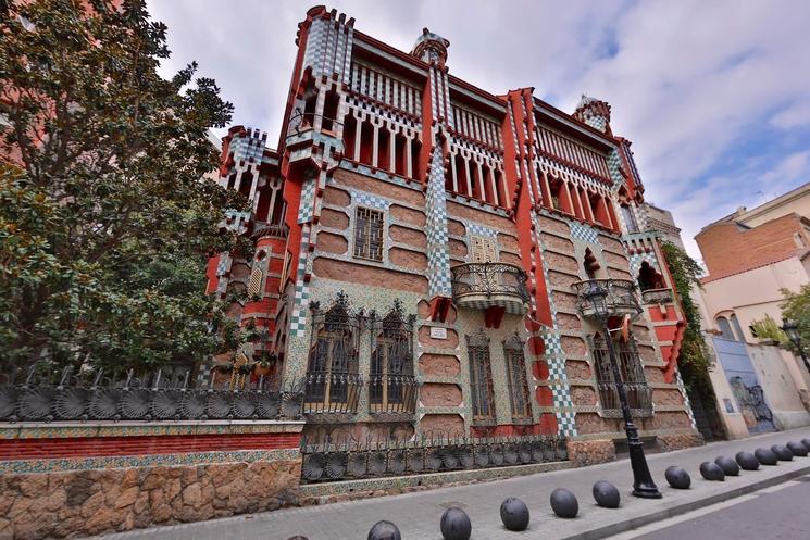la Casa Vicens de gaudi : maison rouge et colorée aux inspirations orientales