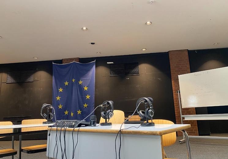 photo casques audios et drapeau européen