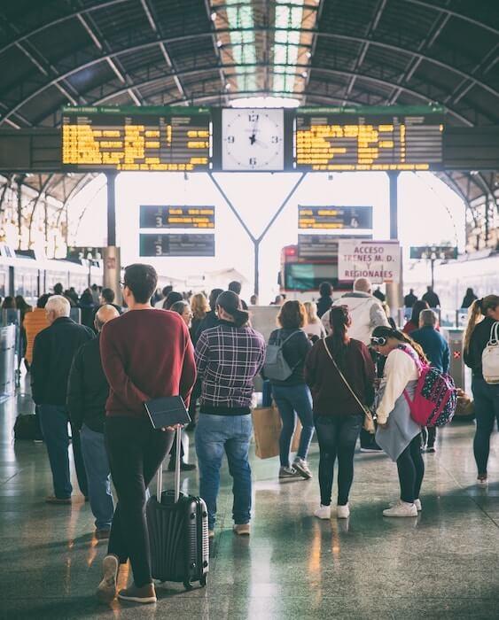 des personnes en train d'attendre leur train dans le hall de la gare de Valencia, estacio del Nord