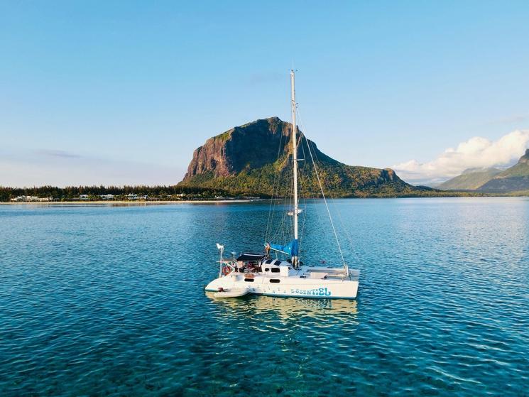 En 2022, la famille Valeyre quitte Port-Camargue à bord d’un Outremer 45 de 13,70 mètres.