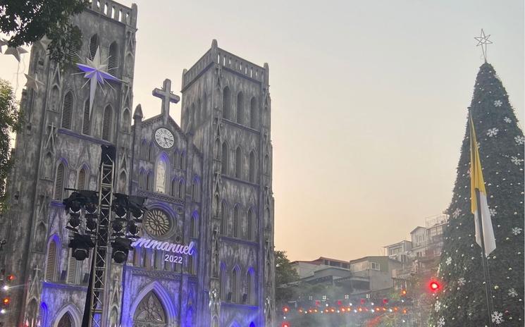 Une cathédrale au Vietnam et un sapin de Noël géant