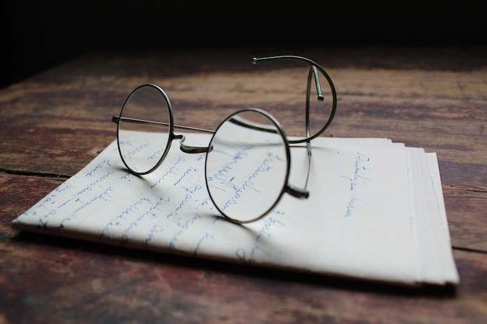 une lettre anonyme avec des lunettes