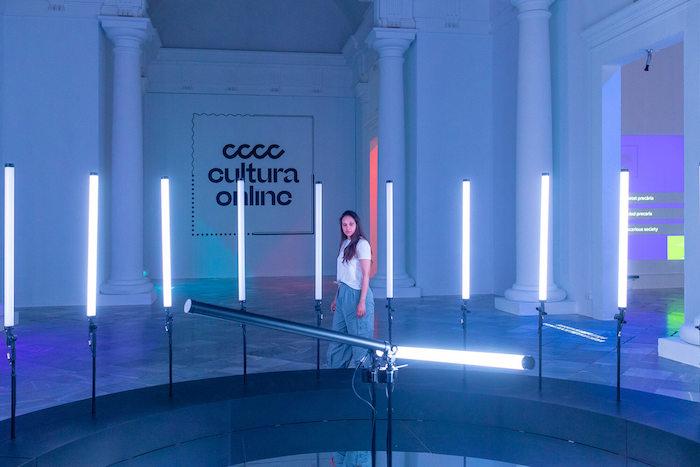 une femme en train de regarder les néons de l'exposition Cultura Online au Centre del Carme de Valencia