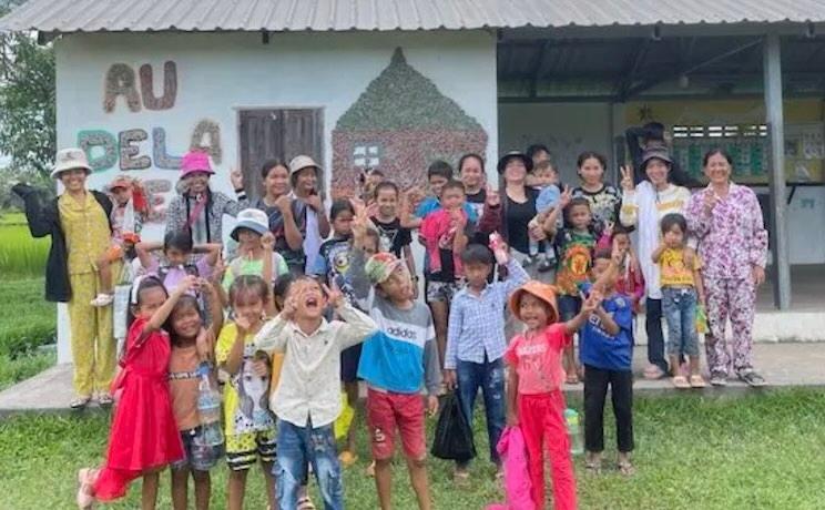 Centre : Au-delà les rizières