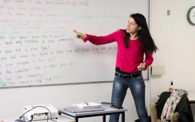 Ivy pendant sa classe au CES