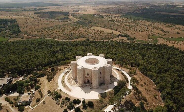 château au toit plat dans les Pouilles