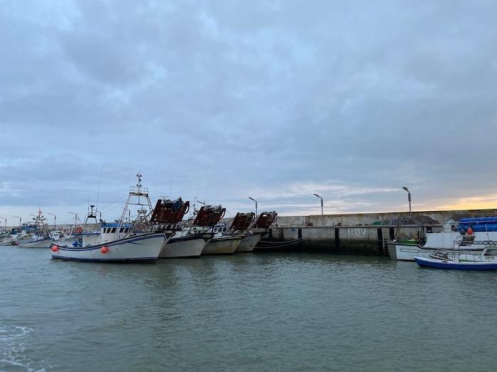 plusieurs chalutiers amarrés