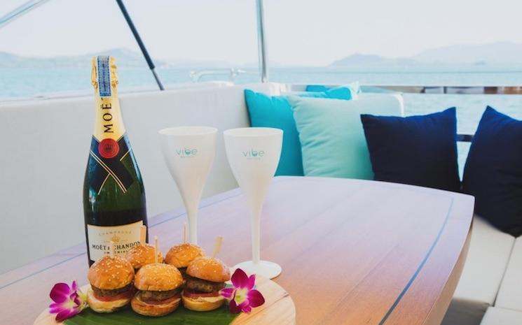 champagne sur un bateau