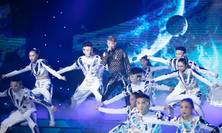 Chanteur vietnamien et sa troupe de danseurs