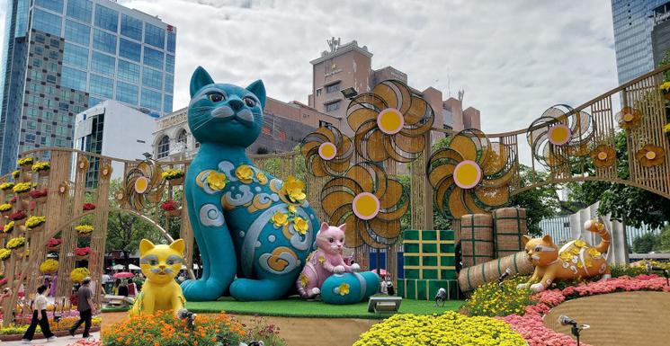 Chat géant sur la rue piétonne de Ho Chi Minh Ville