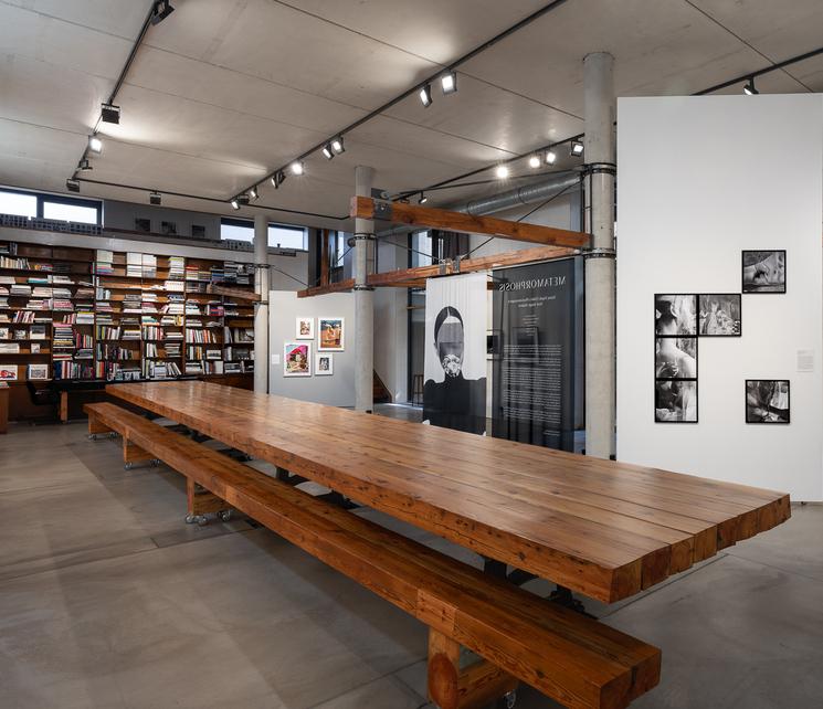 Photo de la salle d'exposition de Chaussee 36 avec une immense table et bibliothèque en bois