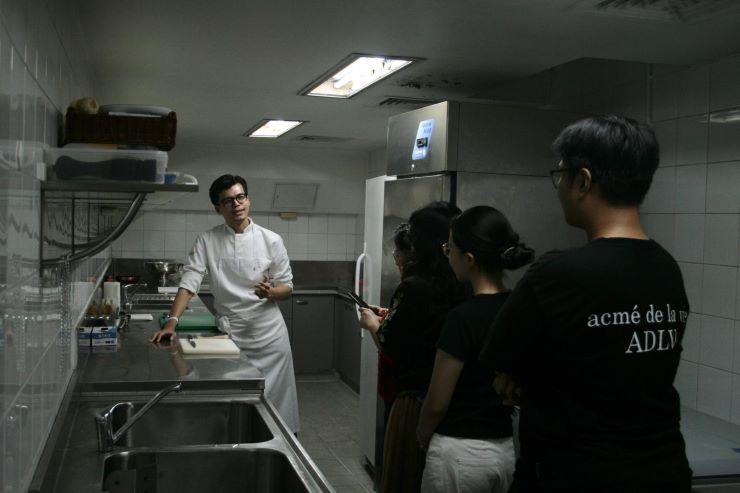 Chef Alain Pham donnant un cours de cuisine lors de l'événement “Goût de France”