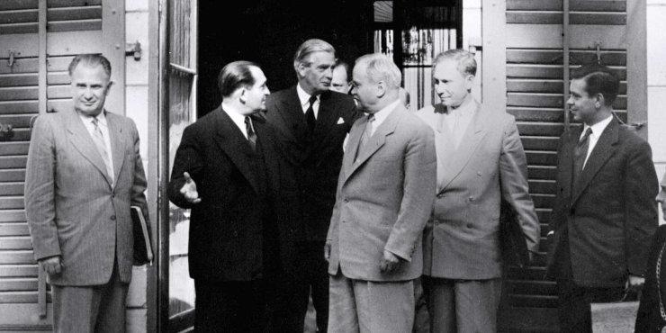 Chef du gouvernement français Pierre Mendès-France rencontre ses principaux conseillers pour l’Indochine