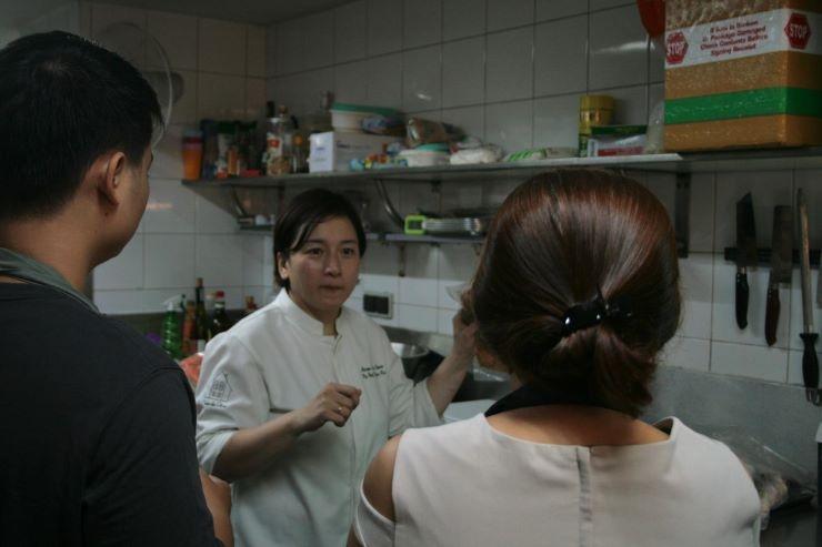 Cheffe Thao Na donnant un cours de cuisine lors de l'événement “Goût de France”
