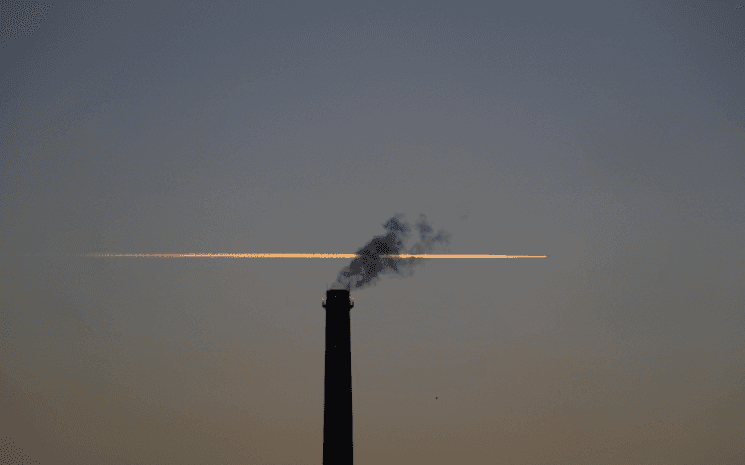 trainée de condensation avion dans le ciel