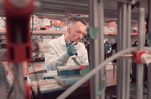 Matthias chercheur à Boston fait des recherches sur les myopathies