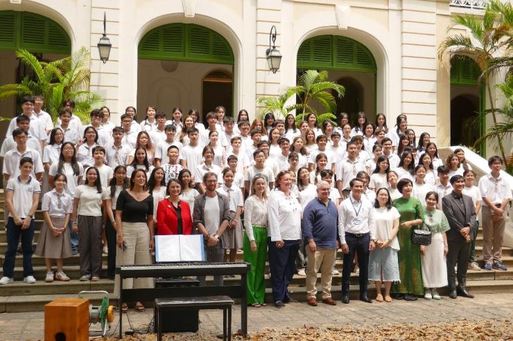 chorale des lycées français et vietnamiens à la Résidence de France